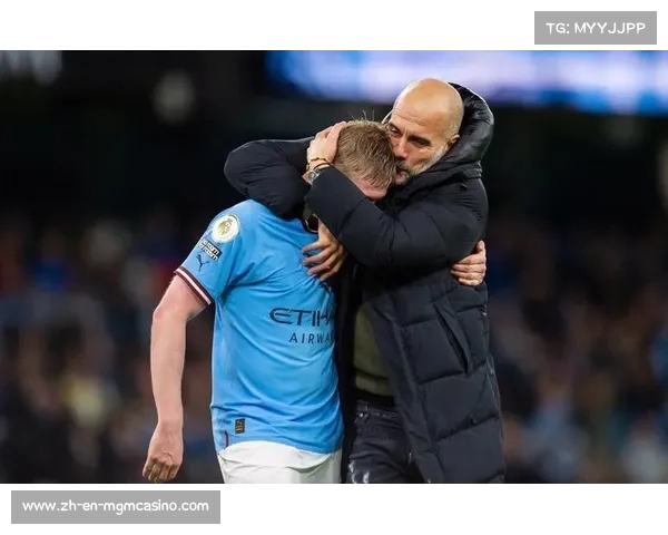 瓜帅动情致敬告别仪式 曼城为33岁大师建雕像吸引六万人齐聚 瓜帅动情致敬告别仪式 曼城为33岁大师建雕像吸引六万人齐聚