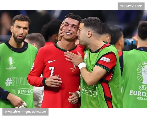 C罗泪洒赛场再遇欧洲杯罚球劫难错失关键点球令人心痛 C罗泪洒赛场再遇欧洲杯罚球劫难错失关键点球令人心痛